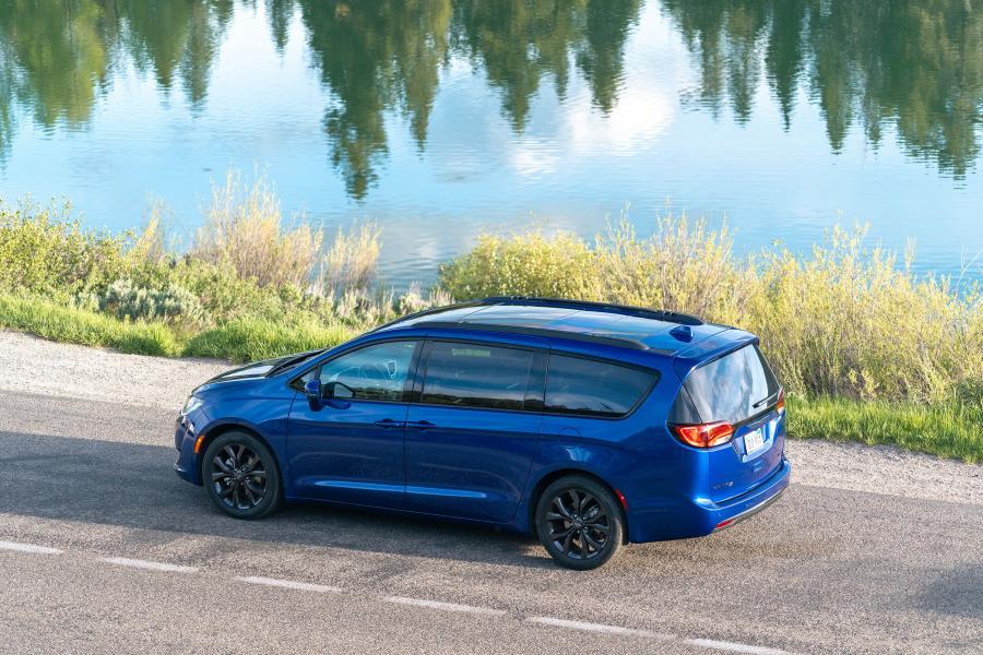  Chrysler Pacifica Limited S Appearance Package (RU) 2017 года  (фото 17 из 40)